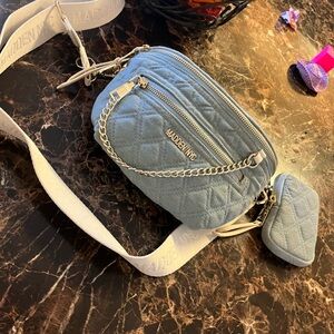 It’s a cute bag crossbody